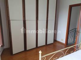 Bilocale arredato su due livelli 