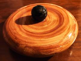 VASO CON COPERCHIO E DECORI FLOREALI.