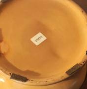 VASO CON COPERCHIO E DECORI FLOREALI.