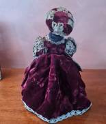 Bambola  da collezione   CATERINA DE MEDICI realizzata in porcellana . È alta circa cm .35 . Il suo 