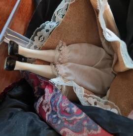 Bambola  da collezione   CATERINA DE MEDICI realizzata in porcellana . È alta circa cm .35 . Il suo 