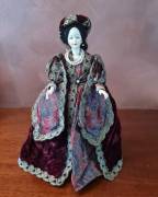 Bambola  da collezione   CATERINA DE MEDICI realizzata in porcellana . È alta circa cm .35 . Il suo 