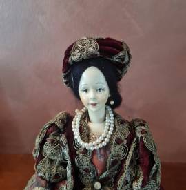 Bambola  da collezione   CATERINA DE MEDICI realizzata in porcellana . È alta circa cm .35 . Il suo 