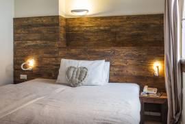 Rivestimento interno in fettoni di travi rovere antico