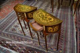 Coppia di tavolini-comodini mezzo giro stile Luigi XV Coppia di tavolini-comodini mezzo giro stile Luigi XV