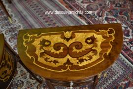 Coppia di tavolini-comodini mezzo giro stile Luigi XV Coppia di tavolini-comodini mezzo giro stile Luigi XV