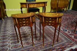 Coppia di tavolini-comodini mezzo giro stile Luigi XV Coppia di tavolini-comodini mezzo giro stile Luigi XV