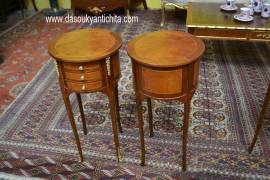 Coppia di tavolini-comodini tondi a tre cassetti stile Luigi XV