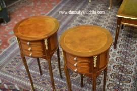 Coppia di tavolini-comodini tondi a tre cassetti stile Luigi XV