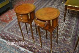 Coppia di tavolini-comodini tondi a tre cassetti stile Luigi XV