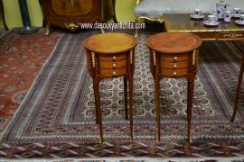 Coppia di tavolini-comodini tondi a tre cassetti stile Luigi XV