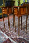 Coppia di tavolini-comodini tondi a tre cassetti stile Luigi XV