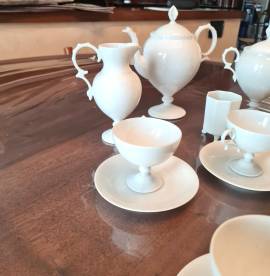 Servizio  completo Limoges da caffè vintage in porcellana bianca , anni '70,  marchiato sotto i piat