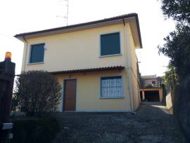 In casa indipendente bilocale arredato con vista lago