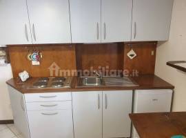 In centro monolocale arredato . Termoautonomo