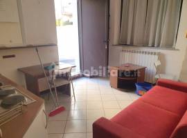 In centro monolocale arredato . Termoautonomo