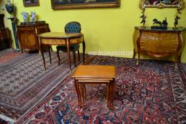 Tris di tavolini nido a incastro stile Luigi XV