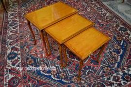 Tris di tavolini nido a incastro stile Luigi XV