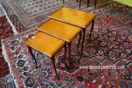 Tris di tavolini nido a incastro stile Luigi XV