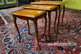 Tris di tavolini nido a incastro stile Luigi XV