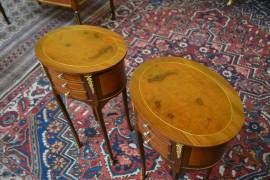 Coppia di tavolini- comodini ovali a tre cassetti stile Luigi XV