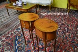 Coppia di tavolini- comodini ovali a tre cassetti stile Luigi XV