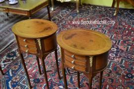 Coppia di tavolini- comodini ovali a tre cassetti stile Luigi XV