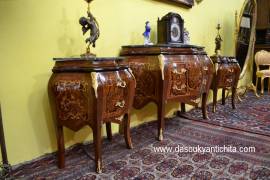 Comò e coppia di comodini intarsiati stile Luigi XV