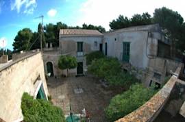 Antico baglio siciliano con terreno vicino al mare