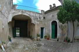 Antico baglio siciliano con terreno vicino al mare