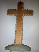 Crocifisso in legno ricoperto da conchiglie
