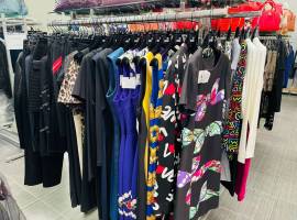 Stock abbigliamento firmato donna moschino ben assortito per negozi outlet