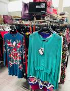 Stock abbigliamento firmato donna moschino ben assortito per negozi outlet