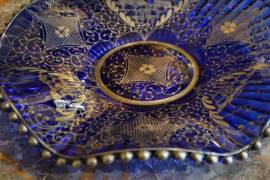 Piatto da collezione blu cobalto con scene veneziane Murano