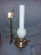 Lampada Vintage in ottone da parete con paralume in vetro opalino bianco