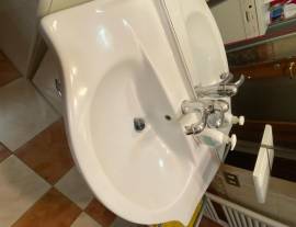 mobile bagno con lavabo e specchiera