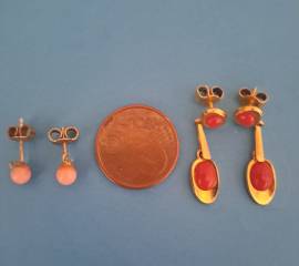 2 coppie di orecchini con anello corallo
