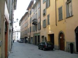 Bergamo, zona Pignolo, centralissimo alla città, economico, mq. 12, per una sola persona 