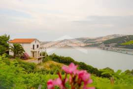 Villa vicino al lago di Guardialfiera 