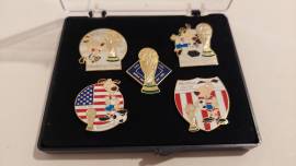 World Cup USA 94 Mondiali di Calcio 5 spille ufficiali nuovo+scatola Official Licensed Product HGL 