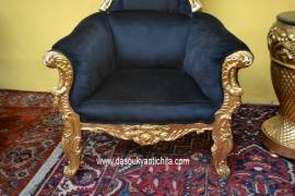 Trono dorato stile Barocco in velluto nero