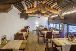 Antica Edilizia: Il Forziere di Legno Antico più Grande d'Italia per Strutture e Disegn