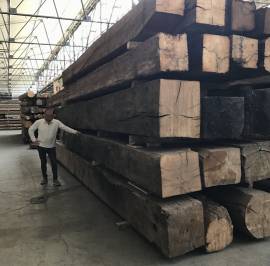 Antica Edilizia: Il Forziere di Legno Antico più Grande d'Italia per Strutture e Disegn