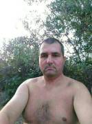Roberto in cerca di una relazione seria con una giovane donna 