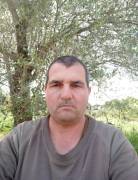 Roberto in cerca di una relazione seria con una giovane donna 