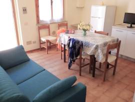 Lido di Dante-Trilocale in villetta, 5-6 posti, in centro.