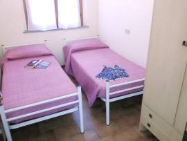 Lido di Dante-Trilocale in villetta, 5-6 posti, in centro.