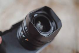 Fotocamera Leica Q3 con impugnatura originale, in scatola e garanzia