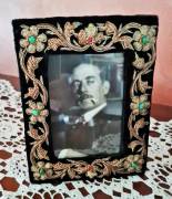 Coppia cornici   portaritratti vintage   rivestite in  velluto  nero con  applicazioni di ricami flo
