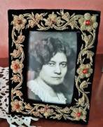 Coppia cornici   portaritratti vintage   rivestite in  velluto  nero con  applicazioni di ricami flo